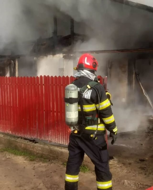 Incendiu violent la o locuință din Săhăteni: pompierii acționează pentru stingere