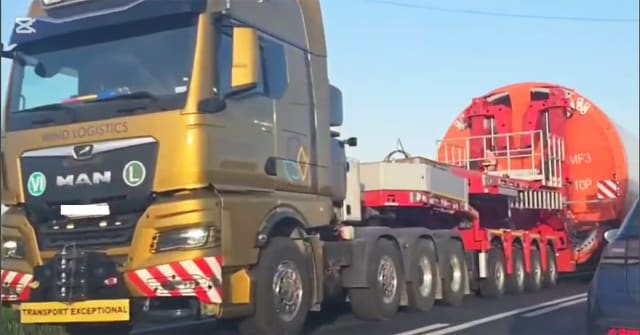 Atenție, șoferi! Un transport agabaritic pleacă în această seară din PTF Agigea