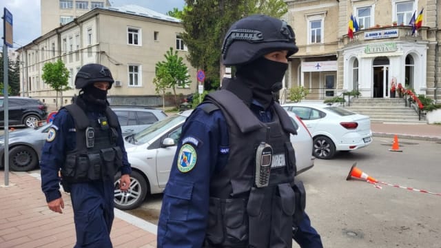 DIICOT Suceava: Șapte persoane reținute, printre care doi polițiști de frontieră și trei agenți vamali, după destructurarea a trei grupuri infracționale de contrabandă la frontiera cu Ucraina