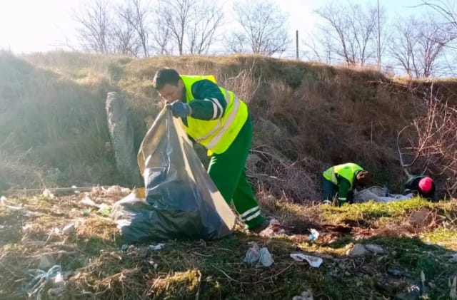 Asistații social buzoieni primesc lunar cât bugetul unei primării înstărite