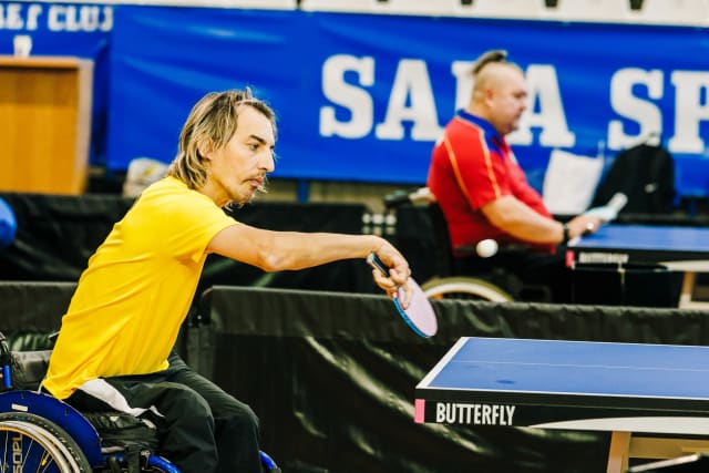 Petru Ifrosa, paralimpicul polisportiv care îmbină baschetul și tenisul de masă în România