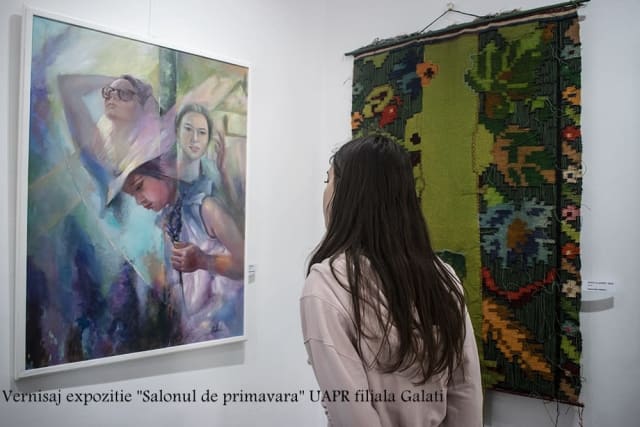 Vernisaj de artă vizuală la Muzeul de Artă Galați, oameni admirați operele