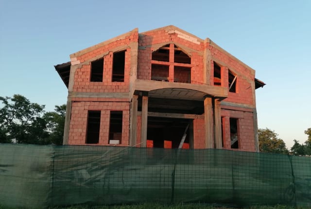 Tensiuni în comunitatea penticostală din Gilău, Cluj: acuzații de discriminare și abuz