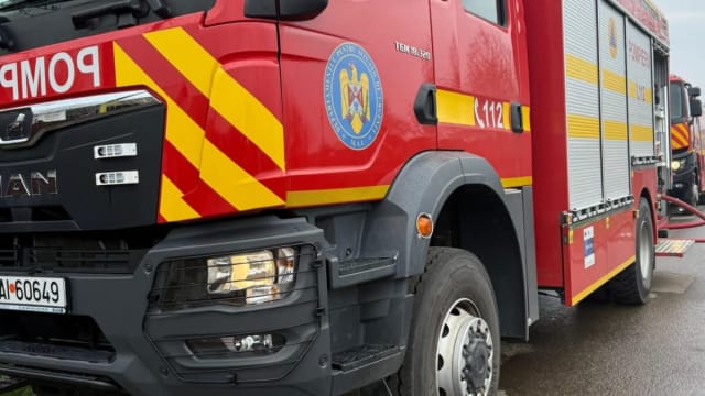Incendiu la târgul auto din Cumpărătura: pompierii au intervenit cu trei autospeciale