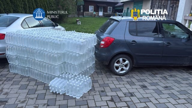 Polițiștii din Rădăuți au confiscat două autoturisme și aproape 8 tone de alcool, prejudiciu de 900.000 lei