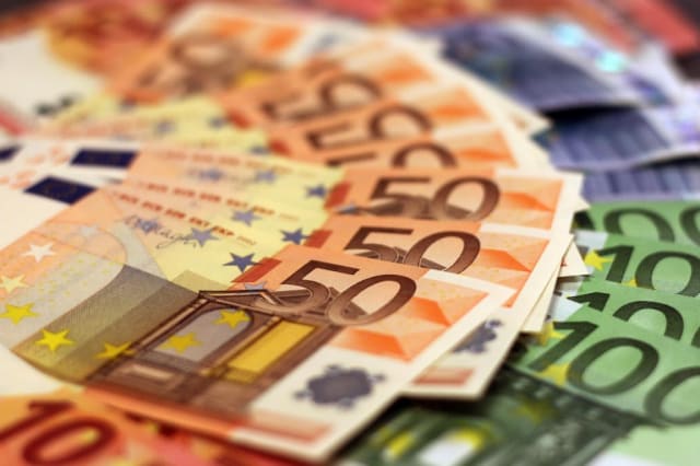Euro se mai domolește după record, dar presiunea rămâne pe piața valutară - Curs BNR, 13 mai 2026