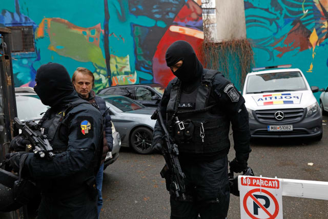 Percheziții la doi procurori din Constanța suspectați de trafic de influență