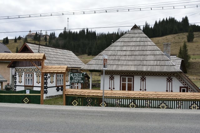 Casa pictată din Ciocănești, construită înainte de Primul Război Mondial, transformată în muzeu cu fonduri europene și vizitată de turiști din întreaga lume