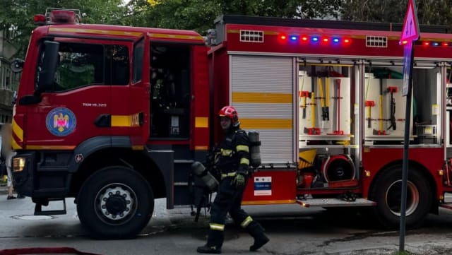 Incendiu într-un apartament din Burdujeni Suceava: un bărbat cu arsuri transportat la spital