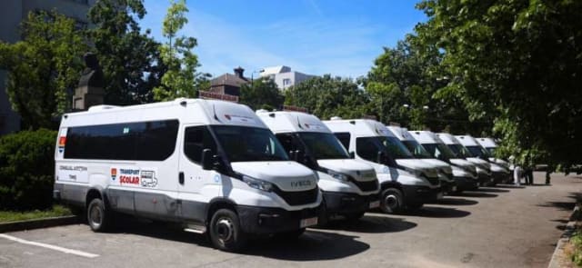 Consiliul Județean Timiș distribuie 25 de microbuze școlare hibride primăriilor și școlilor speciale