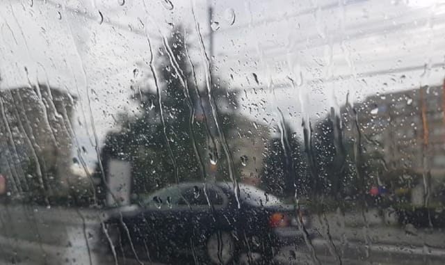 Meteorologii au anunțat ploi torențiale, grindină și răcire în Prahova, cod galben emis
