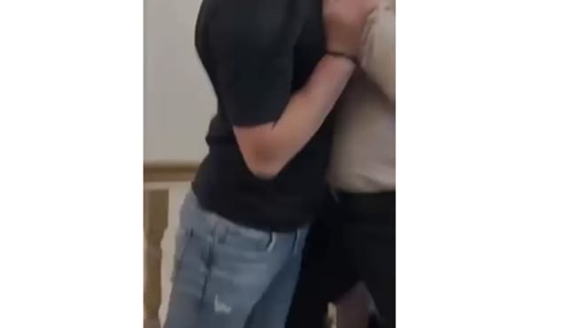 Consilier local din Măneciu, filmat în timp ce a bătut un tânăr la majoratul fiicei sale