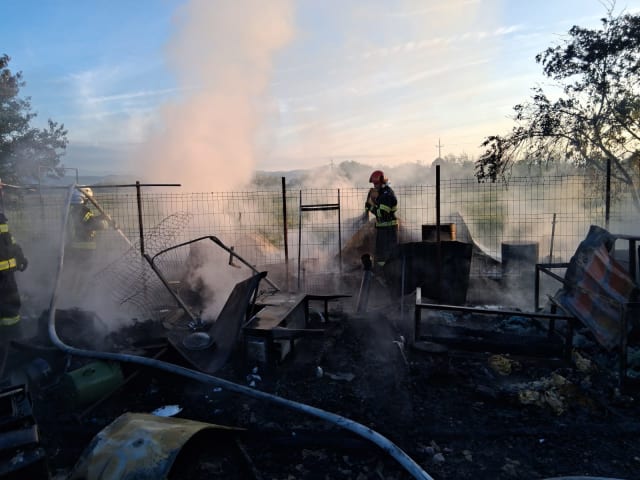 Incendiu devastator în Budești: o casă și anexe distruse, 30 de găini ucise