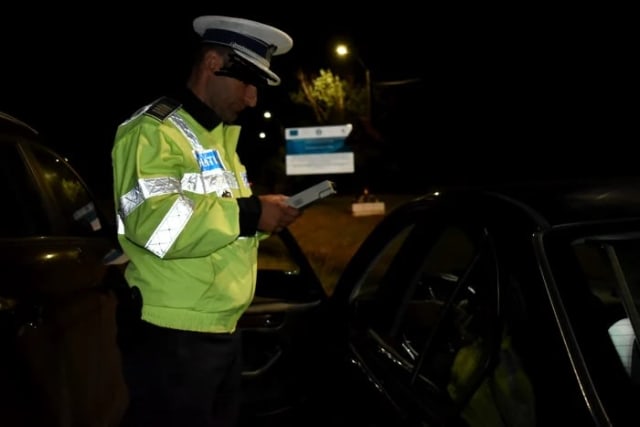 Poliția din Solca oprește un Mercedes fără plăcuțe de înmatriculare montate