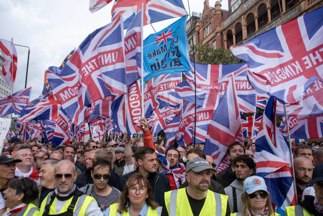 Zeci de mii de oameni protestează la Londra în cadrul unor marșuri rivale