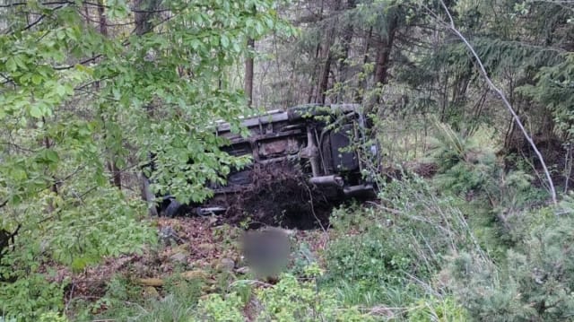 Doi bărbați răniți după ce autoturismul s-a răsturnat într-o râpă la Dorna Arini, intervenție complexă a ISU Suceava