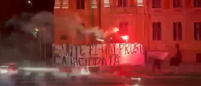 Galeriile CFR-ului sărbătoresc titlul pierdut de U Cluj cu mesaje dure