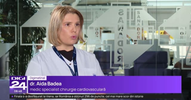 Medici chirurgi cardiovasculari în sala de operație în Iași
