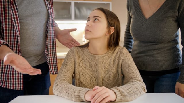 De ce nu mai ascultă adolescenții de părinți chiar și în familiile fără probleme majore