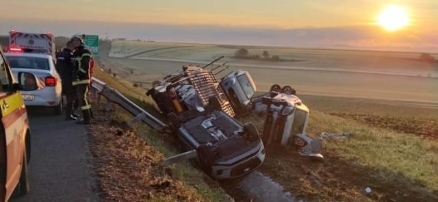 TIR răsturnat pe Autostrada Vestului, restricții de trafic și pagube materiale