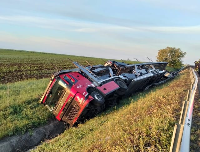 Accident rutier pe A1 în Arad: Tir răsturnat cu autoturisme, restricții de circulație