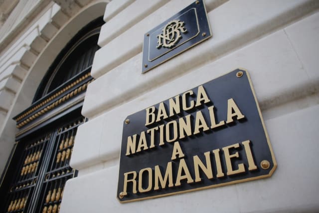 Guvernatorul Mugur Isărescu afirmă că intervențiile BNR au fost mult mai mici decât în 2025 și cursul nu a fost menținut artificial