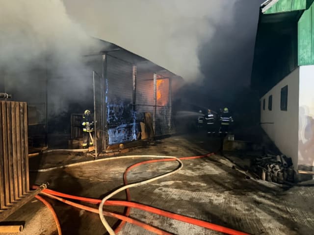 Un incendiu la anexă a mănăstirii Brădățel din Horodniceni cu șase autospeciale de stingere