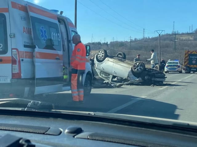 Un adolescent de 16 ani s-a stins din viață, alte două persoane au fost rănite după o depășire riscantă în Caraș-Severin