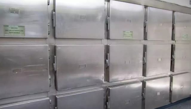 Locuitorii din Ploiești suferă din cauza mirosului de cadavru de la Serviciul de Medicină Legală