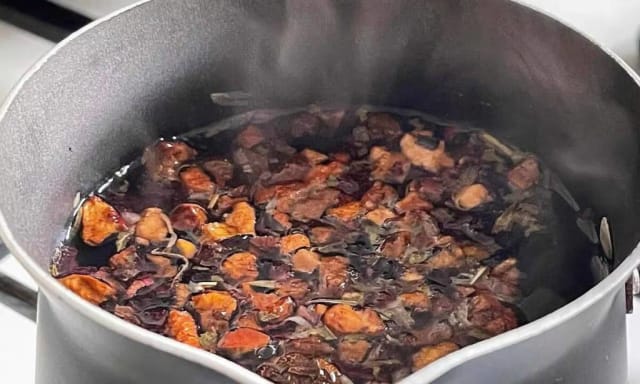 Ceaiuri din plantele lunii mai: beneficii pentru sănătate, direct din natură