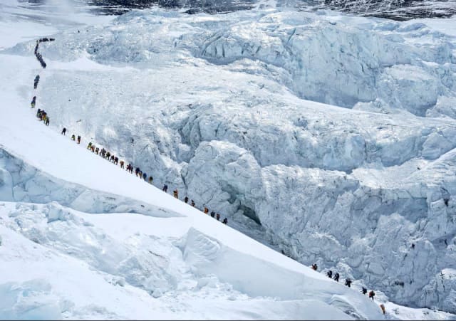Record istoric pe Everest: 274 de alpiniști au atins vârful într-o zi