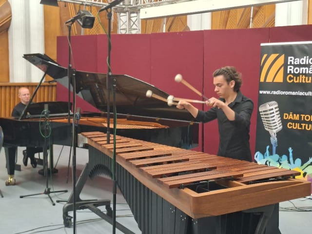 Percuționist gălățean Alexandru Talambă în timpul interpretării la concurs
