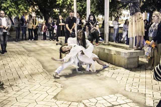 Spectacol cultural nocturn în Galați, oameni și artiști în acțiune