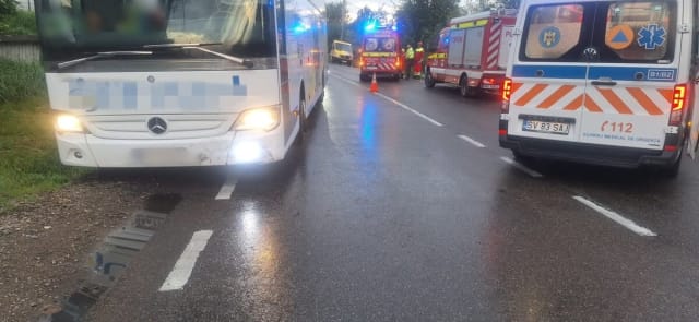Accident rutier cu două autoturisme și un autocar pe DN 2/E85 la Bunești