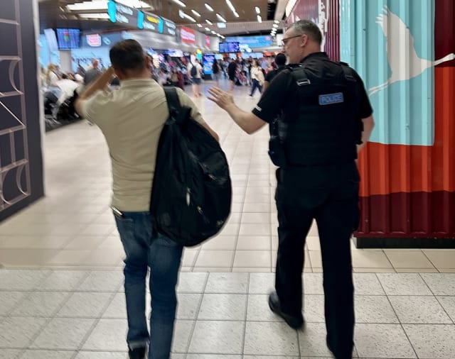Un român a fost scos din avionul spre Bacău după furtul din duty free de la Luton