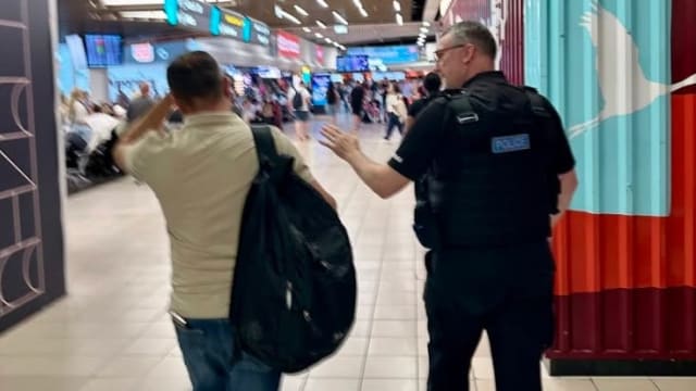 Bărbat dat jos din avion spre Bacău după furtul ochelarilor de soare din duty free la Luton