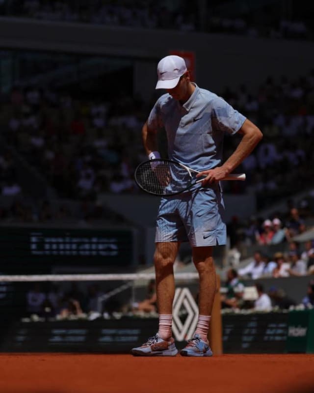 Jannik Sinner, eliminat surprinzător în turul secund de la Roland Garros din cauza căldurii