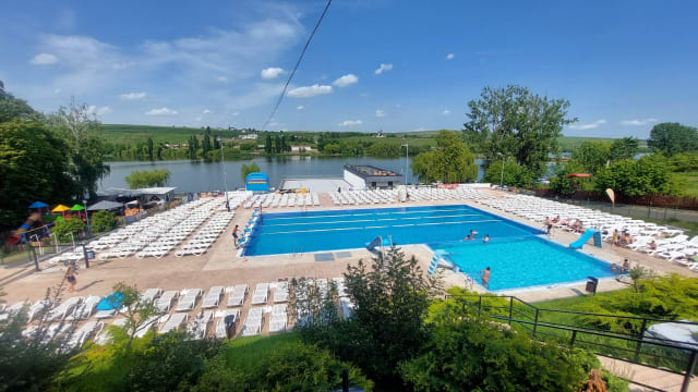 Piscinele exterioare ale Bazei de Agrement „Nada Florilor” din Fălticeni se deschid începând de duminică 31 mai