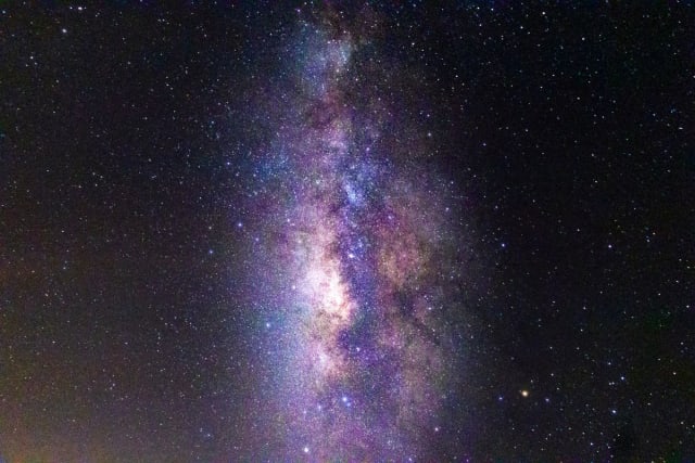 Imagine cu cerul înstelat și puncte colorate reprezentând exoplanete descoperite de NASA
