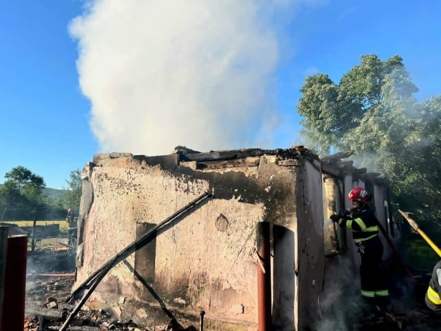 Pompierii din Timiș au lichidat un incendiu la o casă din Brestovăț