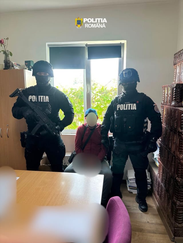 Polițist mușcat de câine asmuțit de bărbat împotriva căruia fusese emis ordin de protecție în Prahova