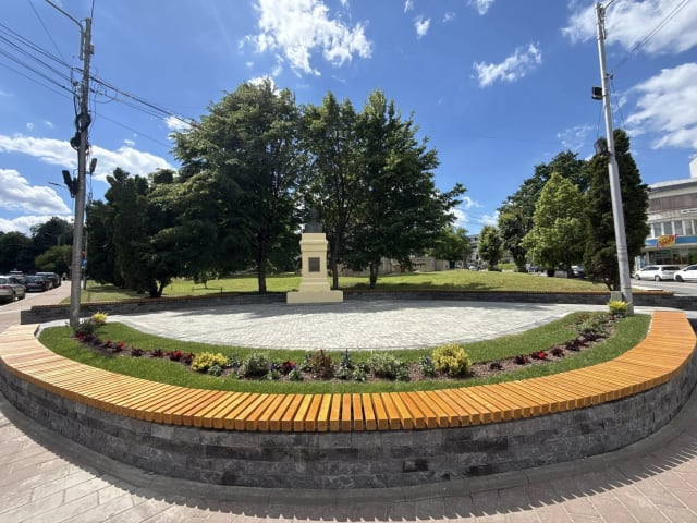 Primăria Suceava a finalizat reabilitarea piațetei de la statuia lui Mihai Eminescu