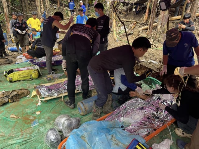 Salvatorii au evacuat în siguranță 4 bărbați blocați într-o peșteră inundată din Laos