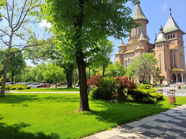 Credincioșii din Timiș au sărbătorit Rusaliile cu tradiții și binecuvântări