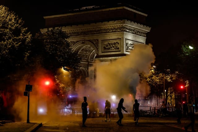 Fanii PSG au provocat haos în Paris după victoria din Liga Campionilor, 416 arestați