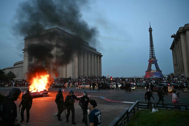 Poliția din Paris a arestat peste 400 de persoane după violențele de la finala Ligii Campionilor