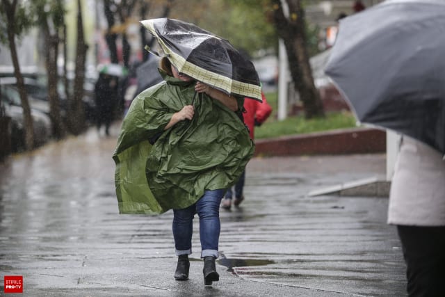 Hidrologii au emis cod galben de inundații pe râuri din 17 județe din România