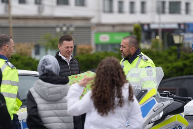 Prefectul Bogdan Păstrăv a vizitat expoziția dedicată Zilei Copilului în Suceava