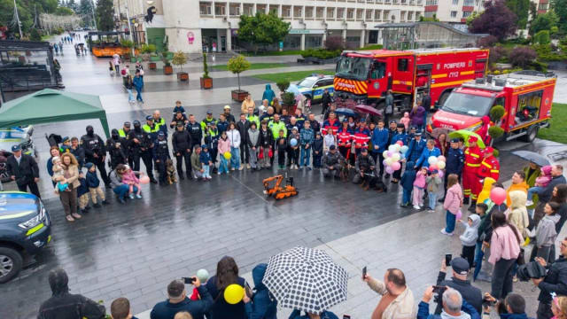 Expoziție de tehnică a MAI, pe Esplanada Casei de Cultură din Suceava, cu ocazia Zilei Copilului