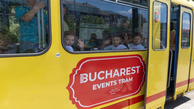Poftiți în vagoane: copiii au fost plimbați cu tramvaie de epocă în București de 1 Iunie